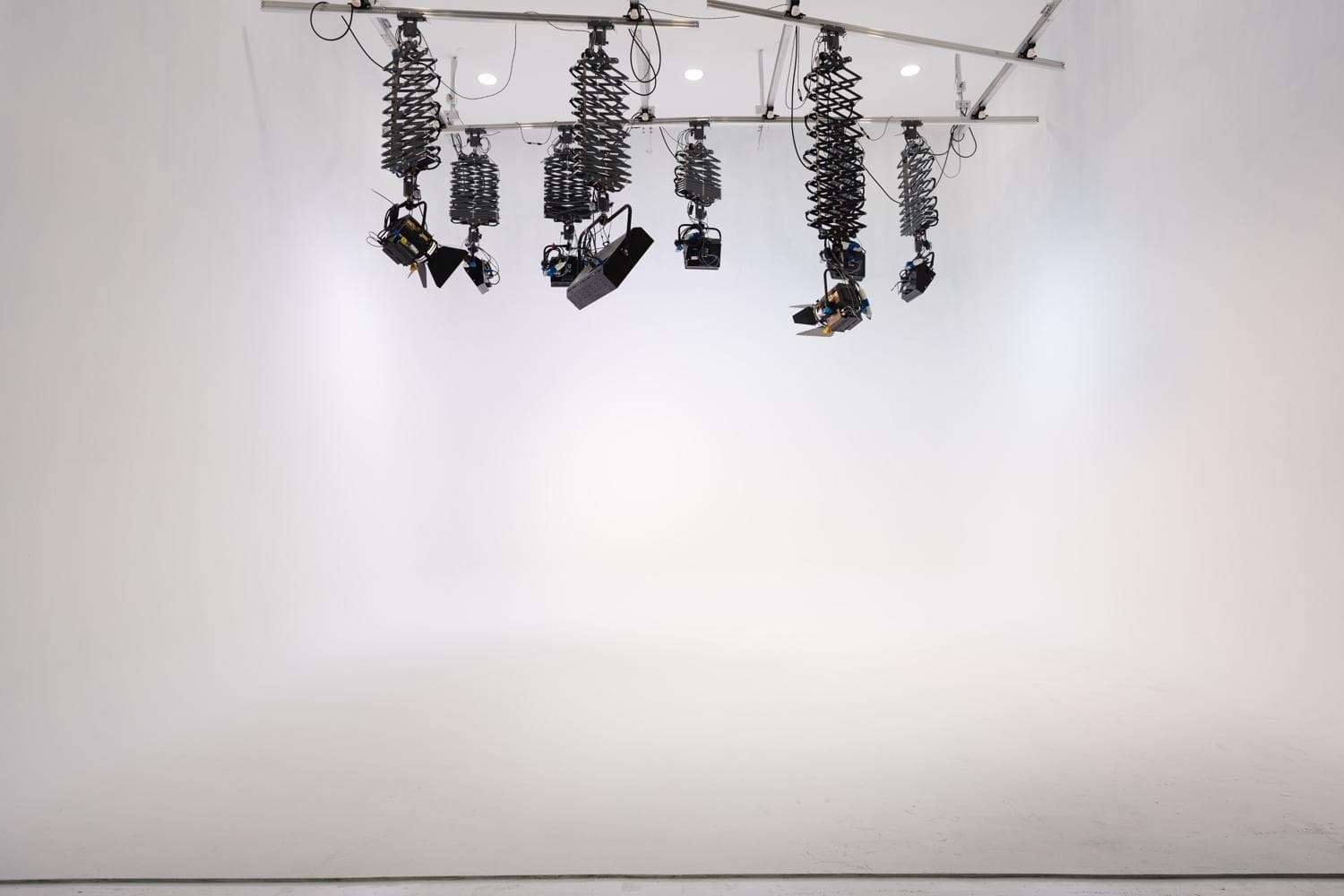 LARGE White Cyclorama Studio (VIDEO STUDIO)