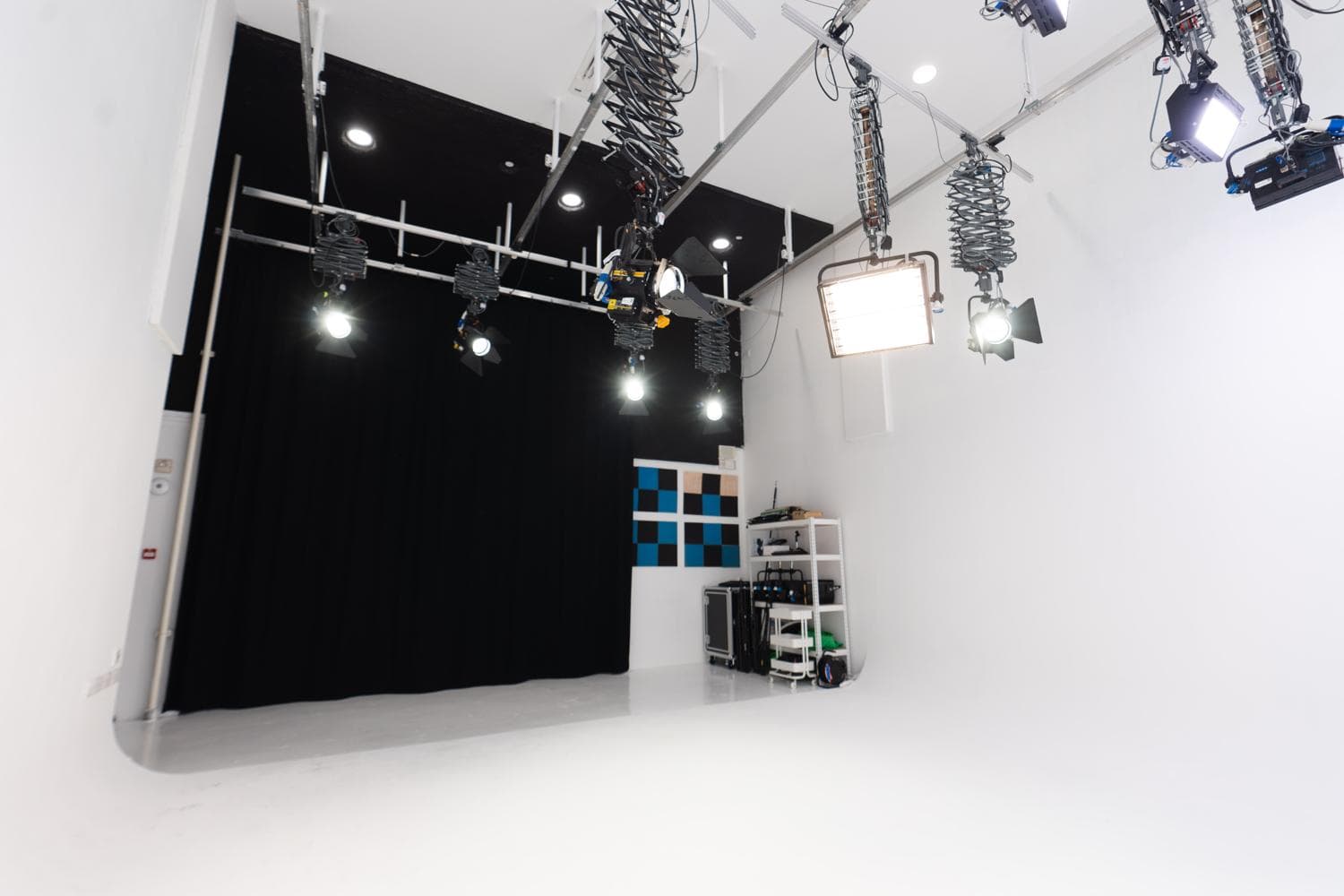 LARGE White Cyclorama Studio (VIDEO STUDIO)