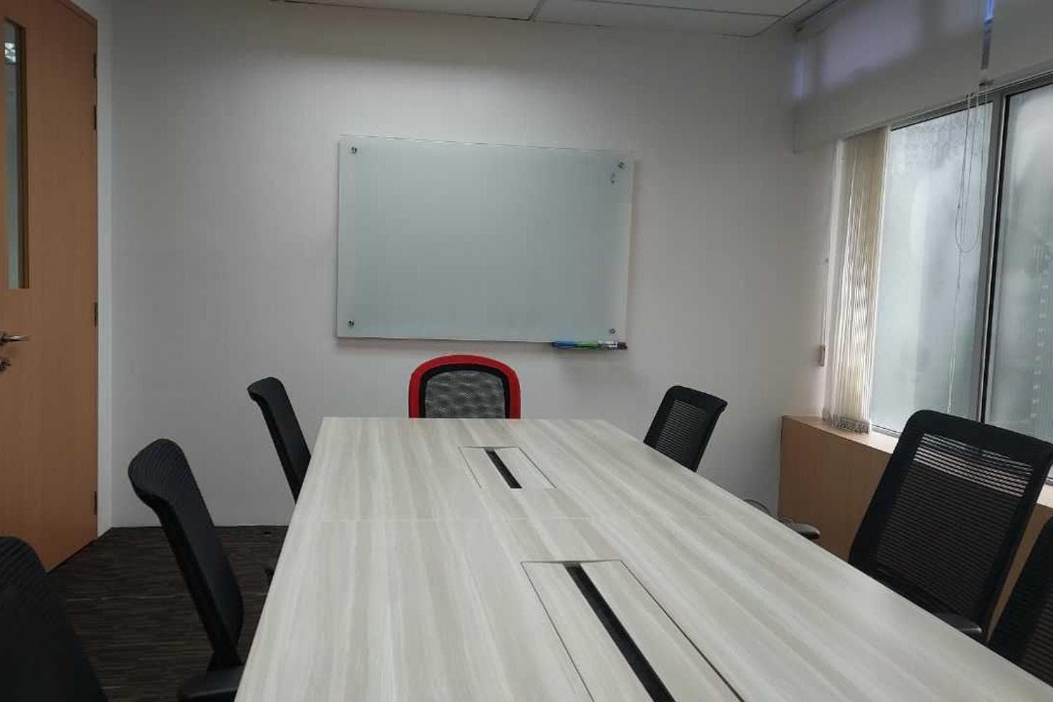 New and Exclusive: Office Meeting in the City