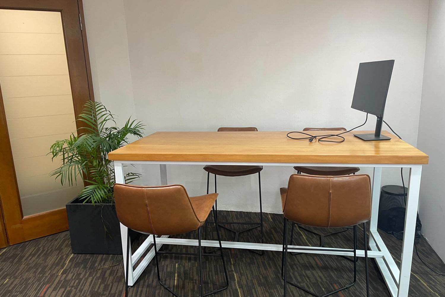 New and Exclusive: Office Meeting in the City