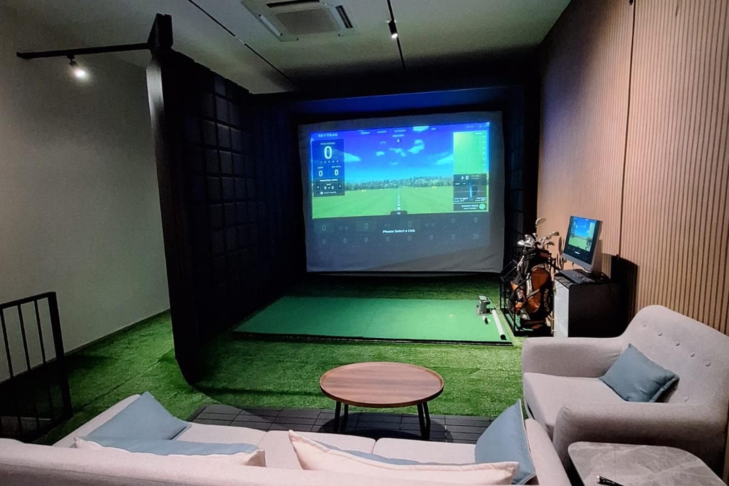 24-hour Private Indoor Golf Simulator