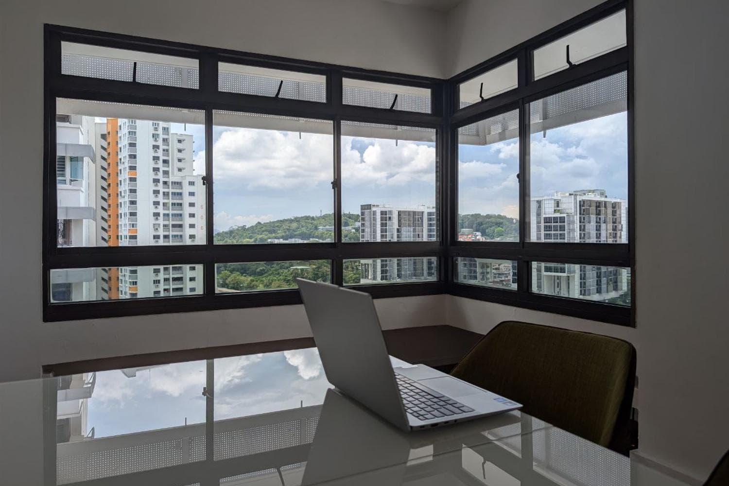 Spacious and quiet work/study room in home