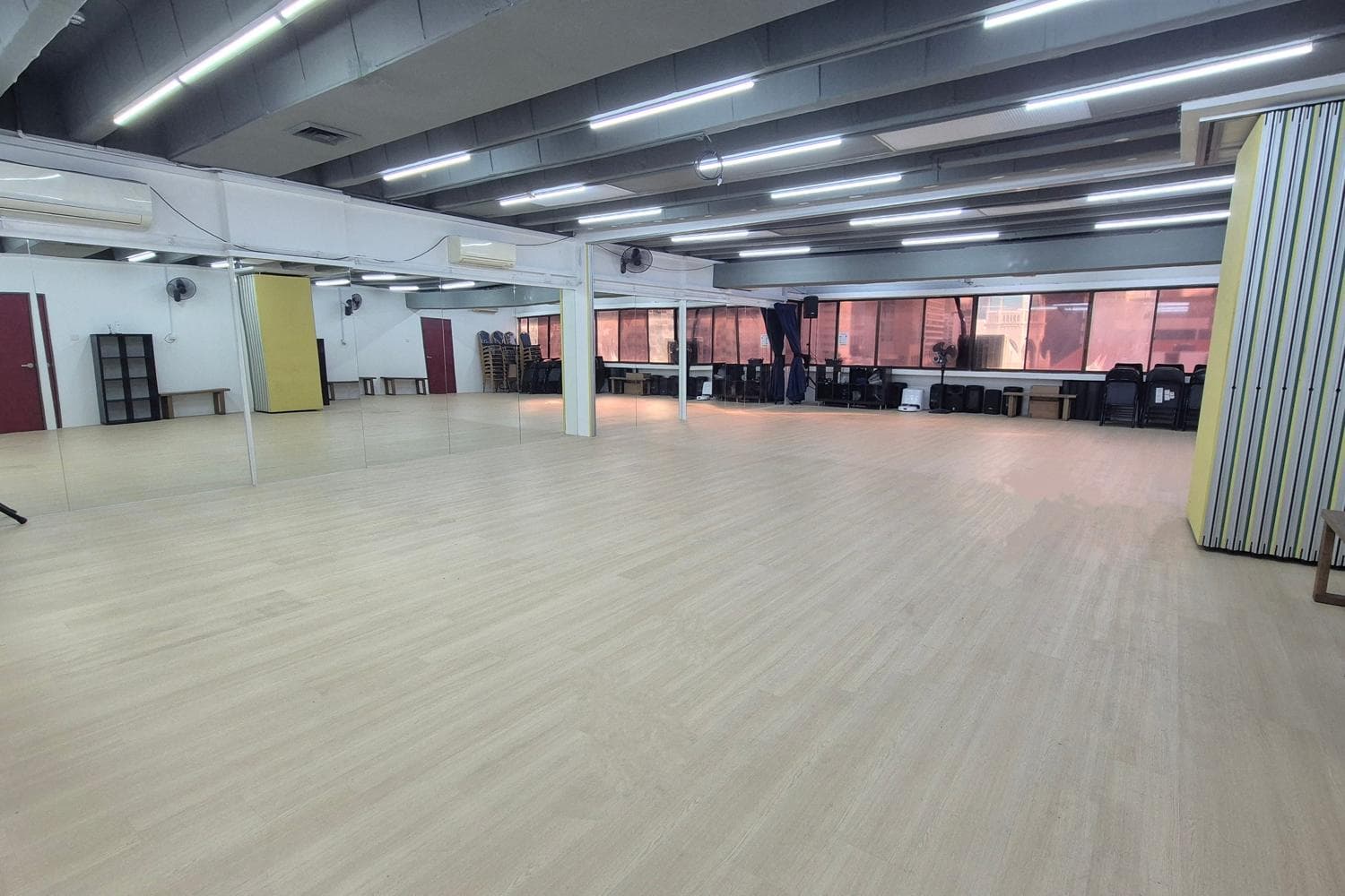 Mega room @ Caliente Midland House