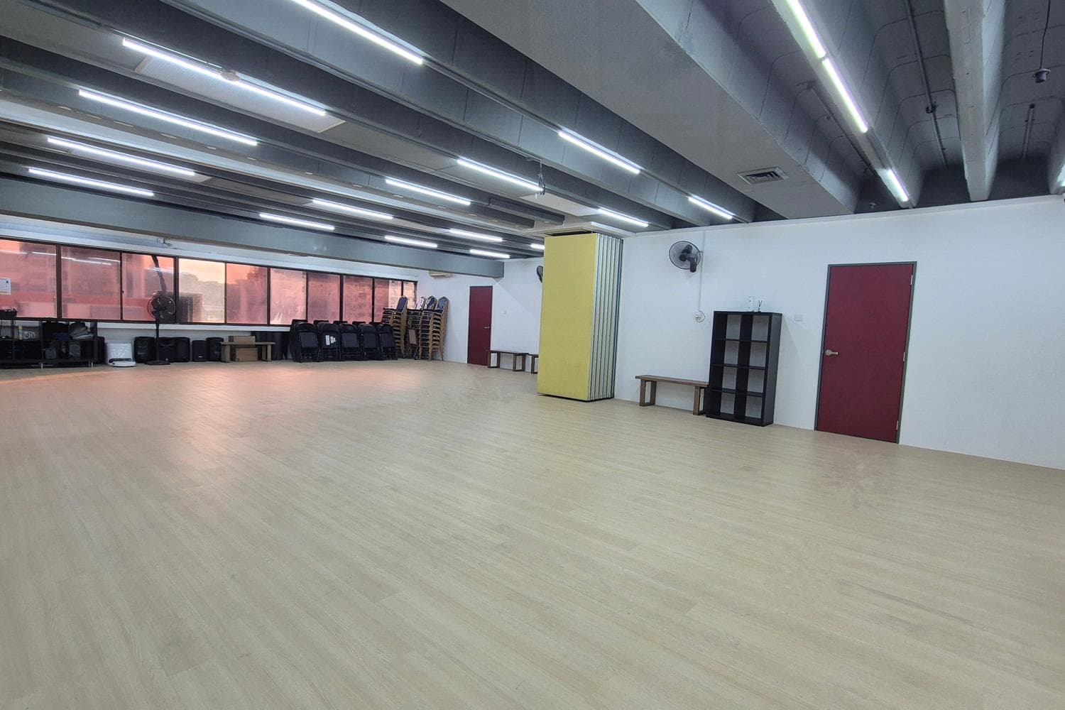 Mega room @ Caliente Midland House