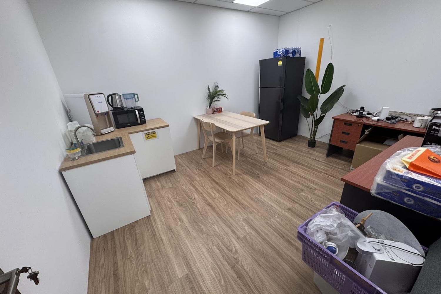 Studio with Pantry and Fridge