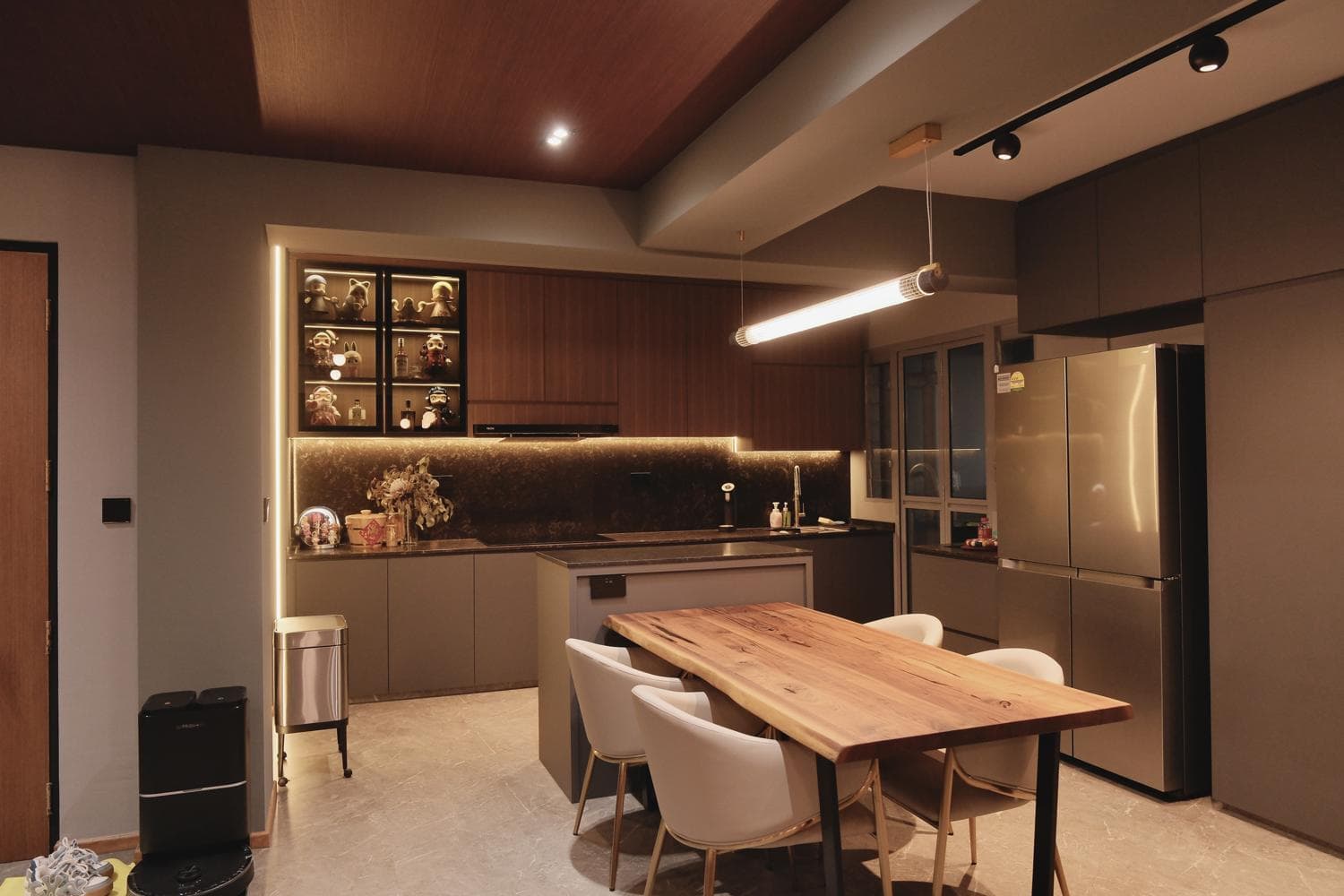 Modern Luxury (Grey/Black/Wood)