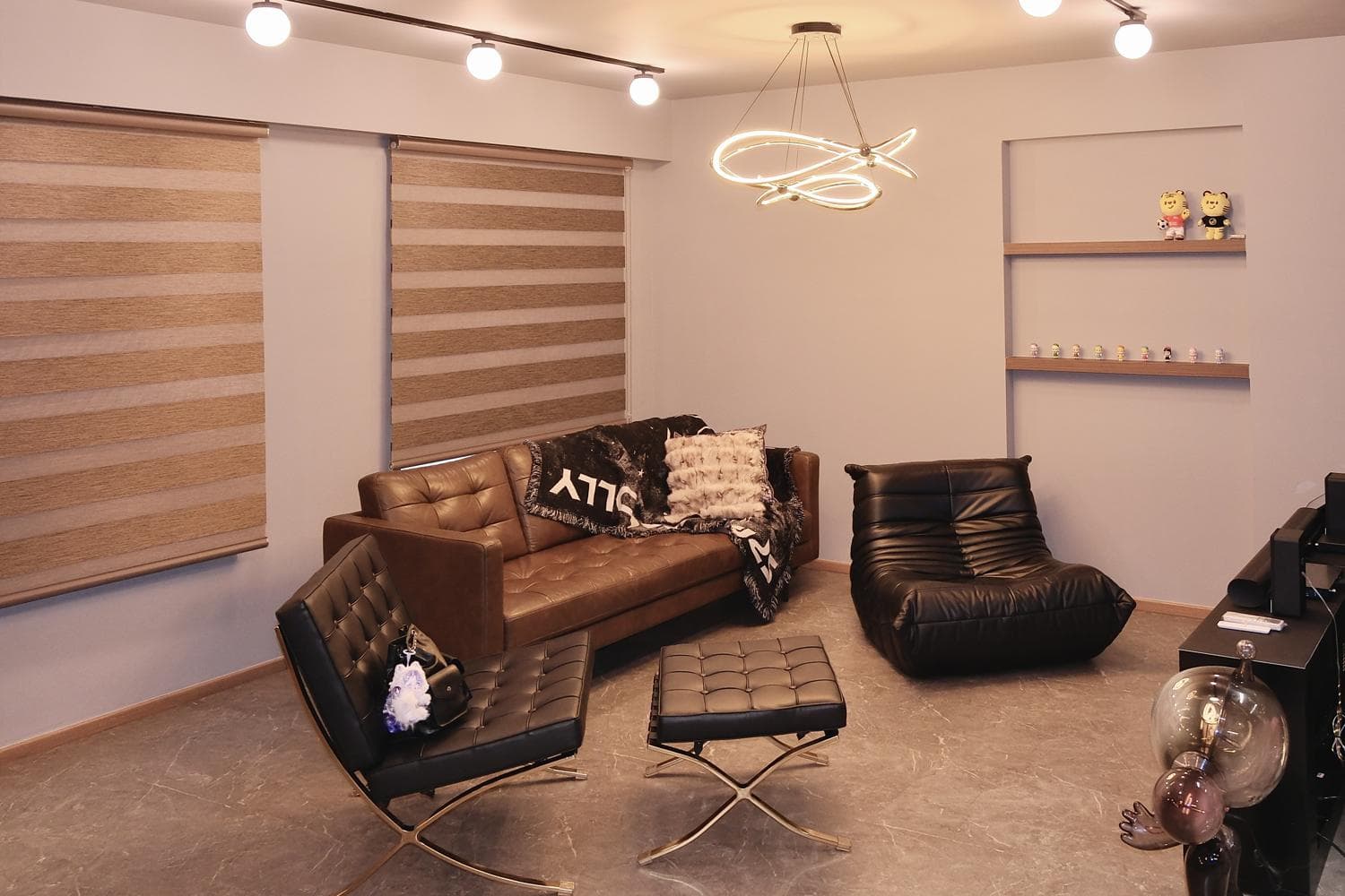 Modern Luxury (Grey/Black/Wood)