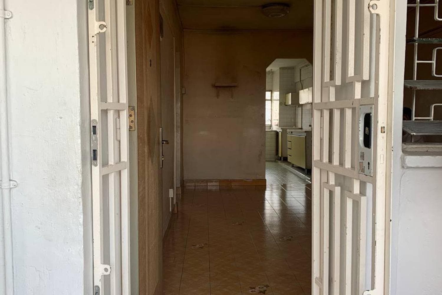 Full, vacant HDB unit with 2bedrooms & 2baths