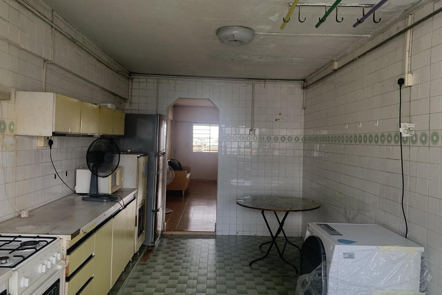 Full, vacant HDB unit with 2bedrooms & 2baths