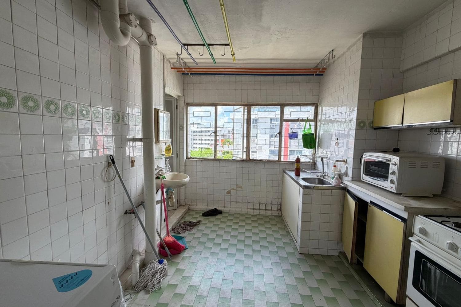 Full, vacant HDB unit with 2bedrooms & 2baths