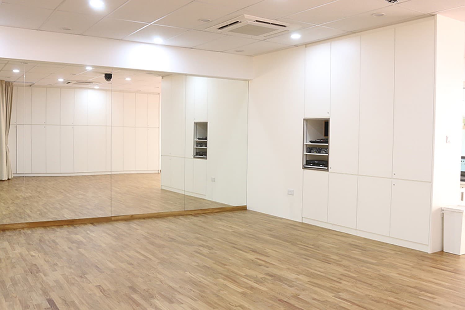 DANCE STUDIO NEAR CHINATOWN: 4-6 PAX