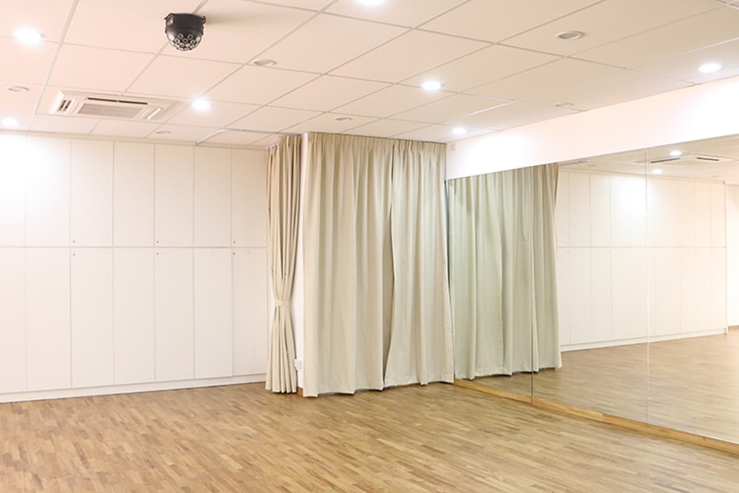 DANCE STUDIO NEAR CHINATOWN: 4-6 PAX