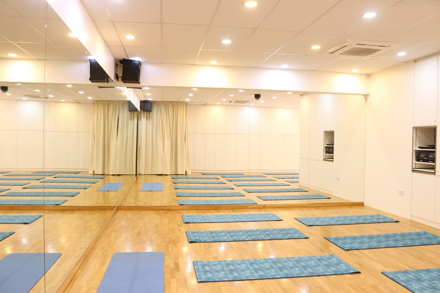 DANCE STUDIO NEAR CHINATOWN: 4-6 PAX