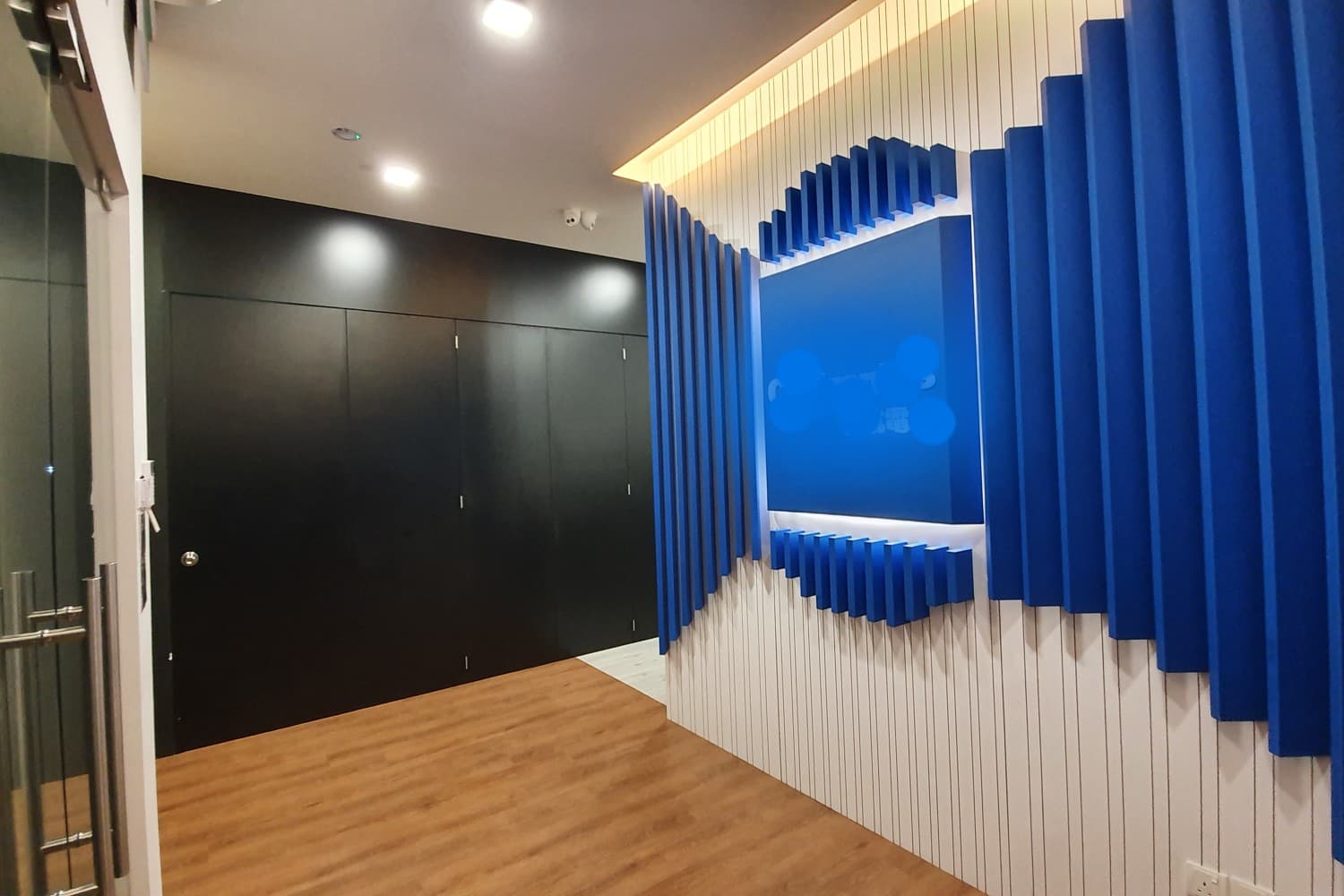 2000sf Designer Office w PoolTable, hotel toilet
