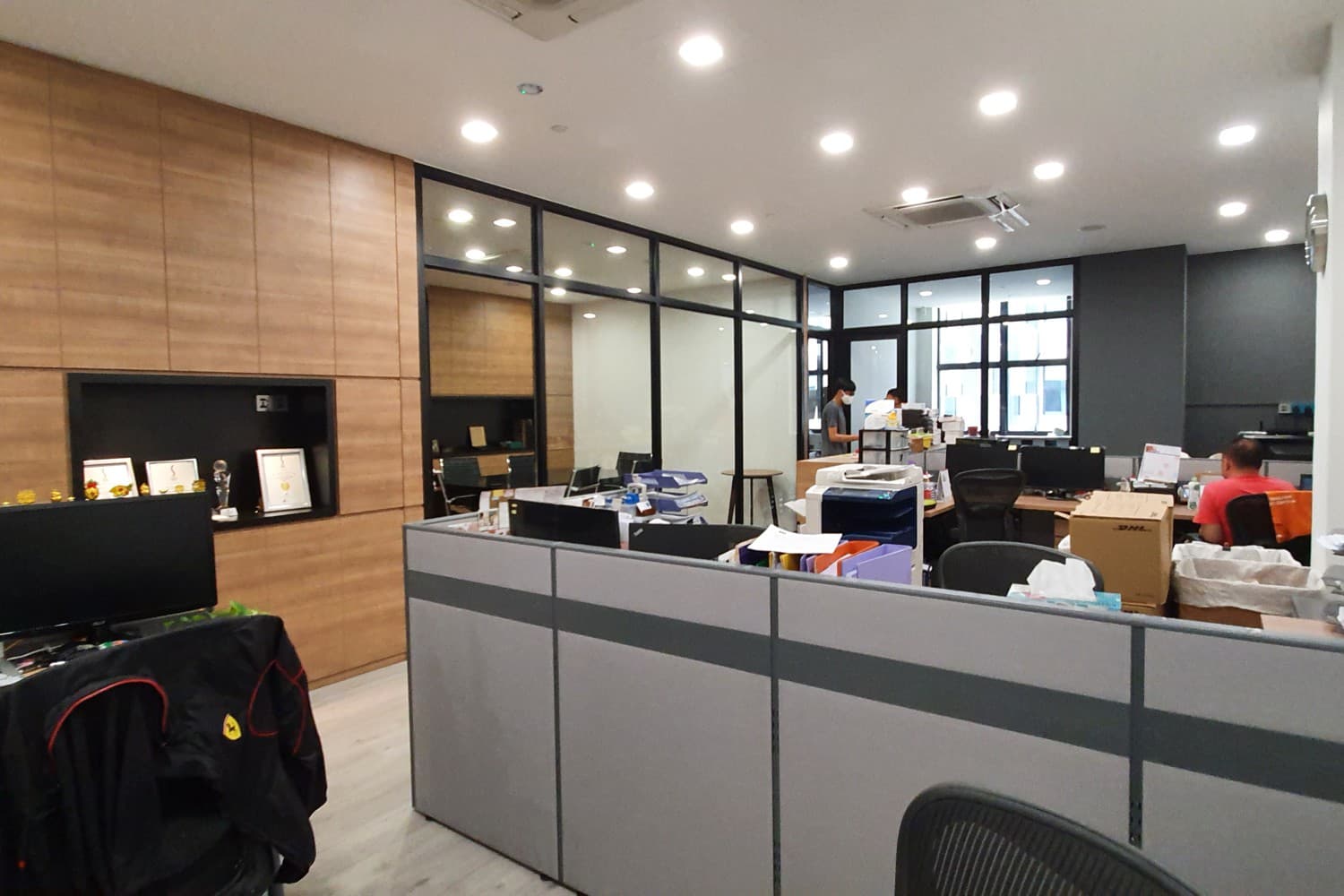 2000sf Designer Office w PoolTable, hotel toilet