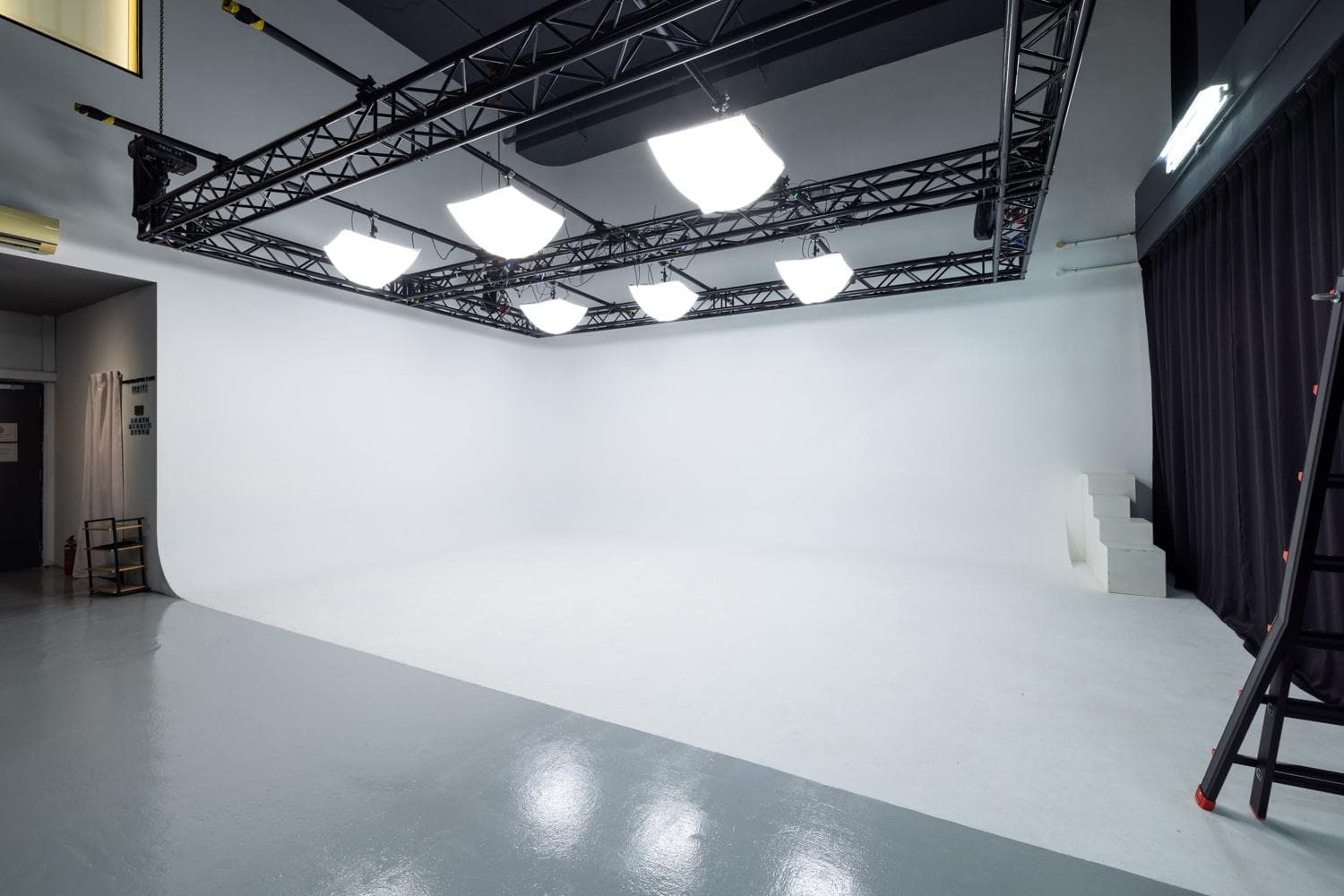 Cyclorama Studio with Truss System