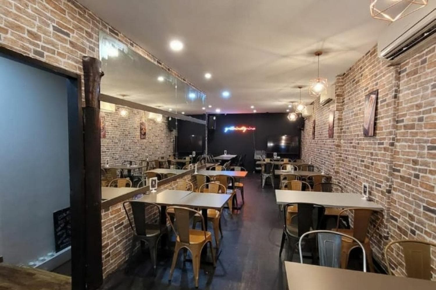 Level 2 Retaurant Space for rent, Bugis (Halal)