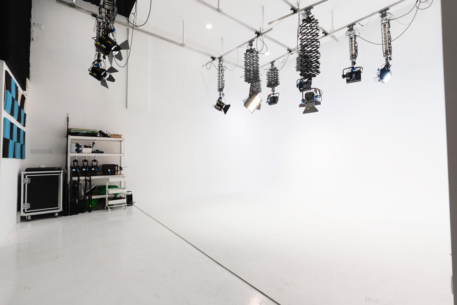LARGE White Cyclorama Studio (VIDEO STUDIO)