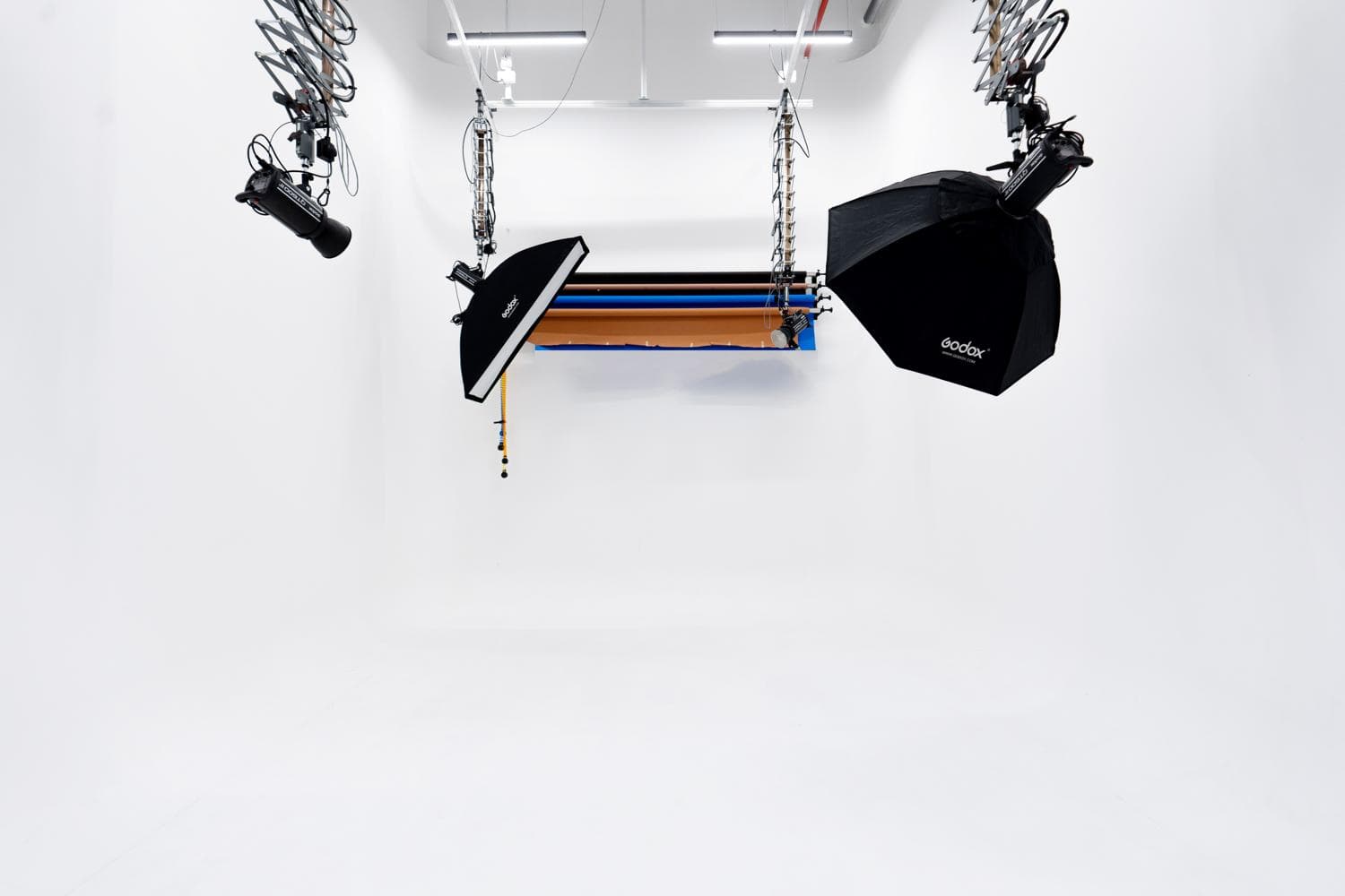 White Photography Studio (PHOTO STUDIO)