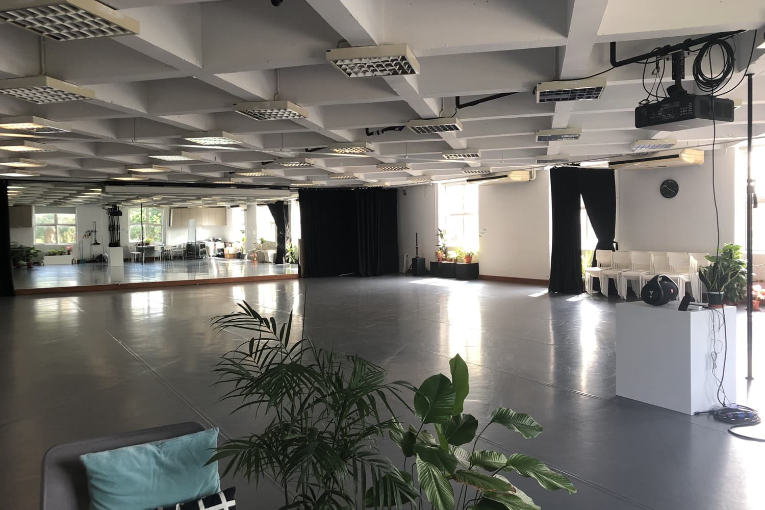 Sprung floor spacious dance studio